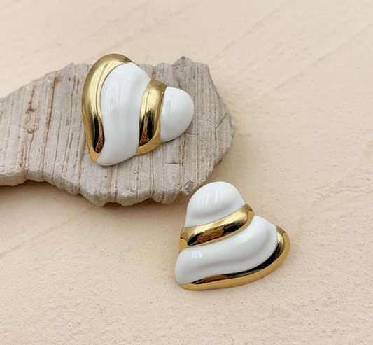 Boucles d'Oreilles Coquillage Blanc et Doré – Élégance Naturelle et Artisanat Montréalaise