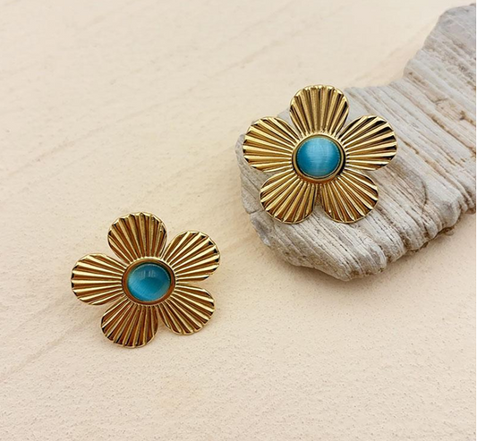 Boucles d'Oreilles Fleur Dorée et Turquoise – Élégance Colorée et Artisanat Montréalaise