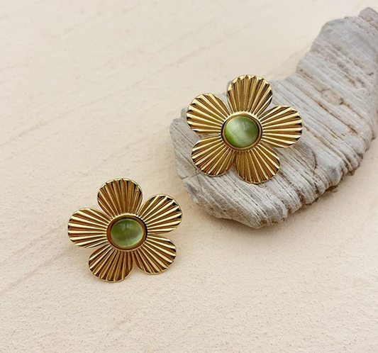 Boucles d'Oreilles Fleur Dorée et Verte – Harmonie Naturelle et Artisanat Montréalaise