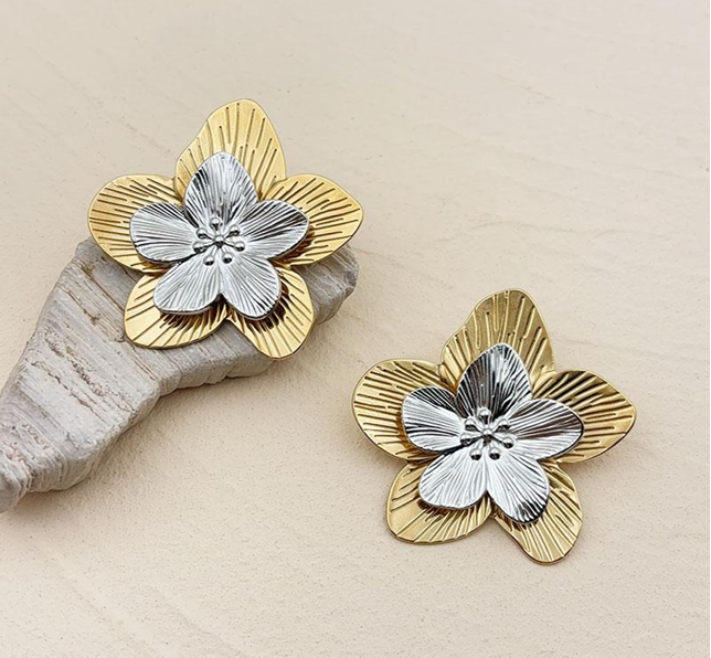 Boucles d'Oreilles Fleur Bicolore – Élégance Florale et Artisanat Montréalaise