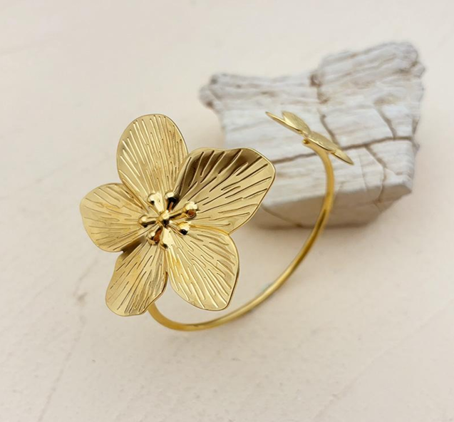 Bracelet Fleur Dorée – Élégance Florale et Artisanat Montréalaise