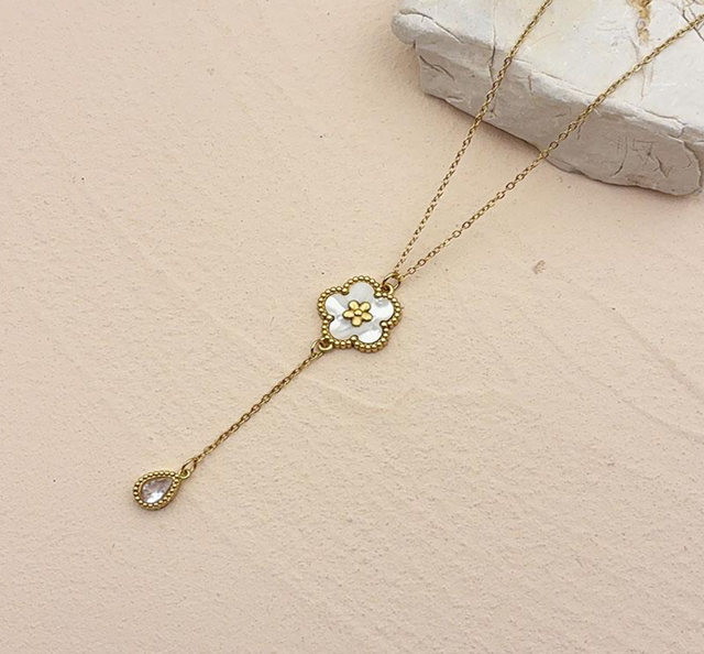 Collier Pendentif Fleur Blanche – Élégance Délicate et Artisanat Montréalaise