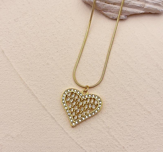 Collier Cœur Doré et Strass – Brillance Romantique et Artisanat Montréalaise